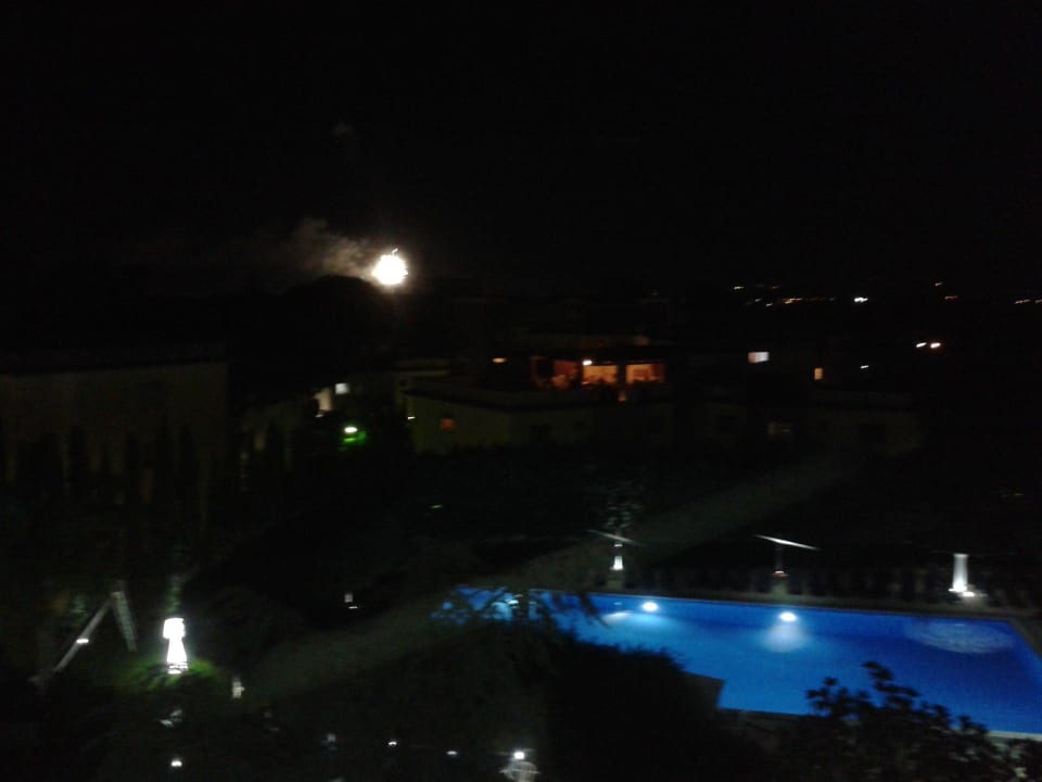 Blick auf den Pool vom 3. Stock, bei Nacht Hotel Le Palme