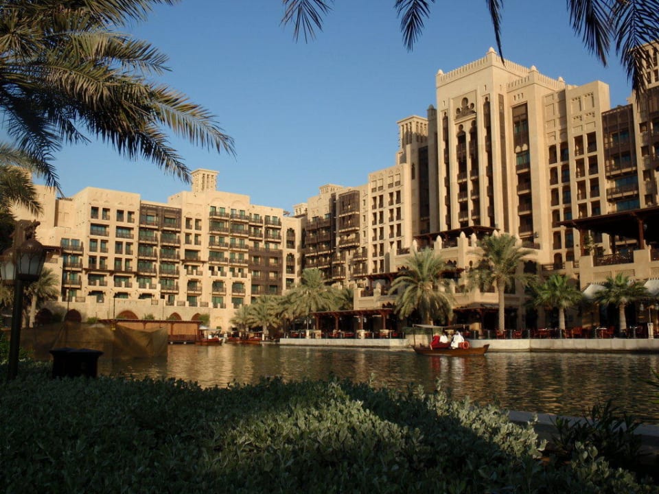 Außenansicht mit Wasserstraße Jumeirah Mina Al Salam