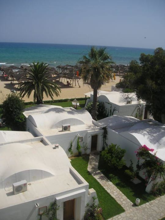 Вид зи номера The Orangers Beach Resort and Bungalows