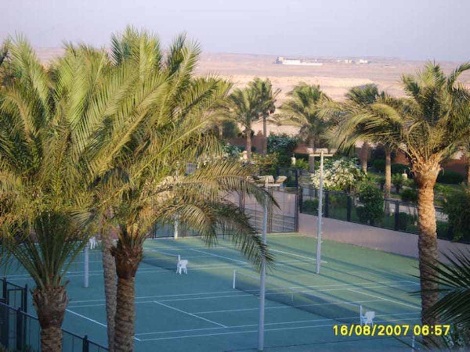 Tennisanlage mit Wüstenblick Grand Makadi