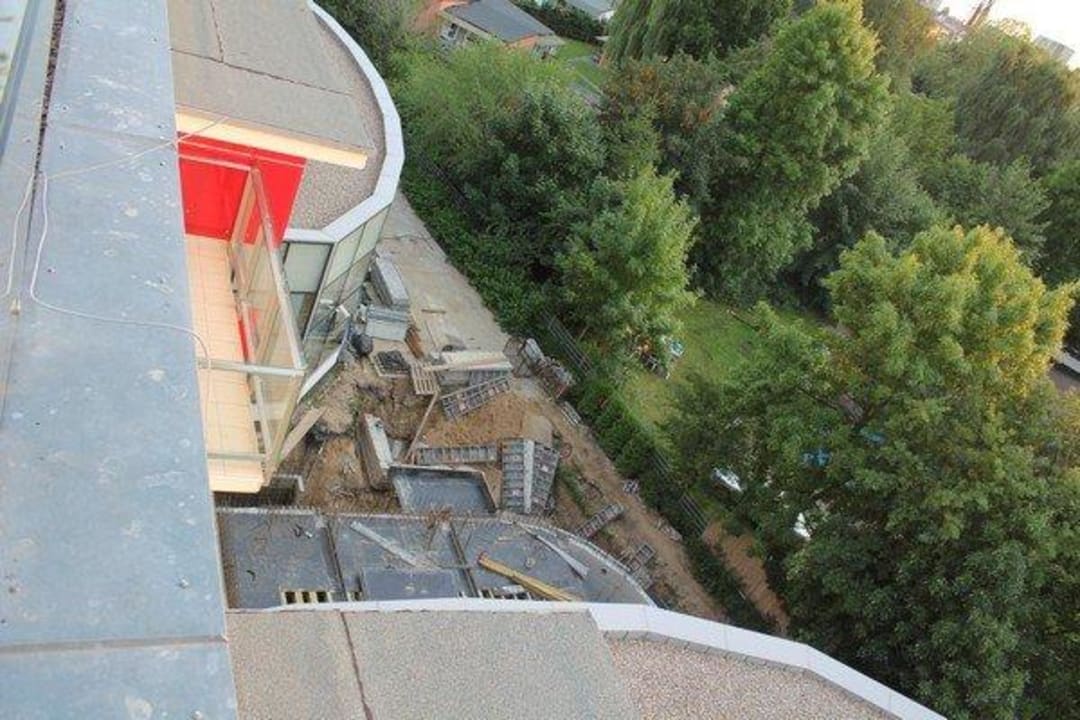 Widok z hotelowej kawiarni, poniżej balkon Hotel Aquarius Spa