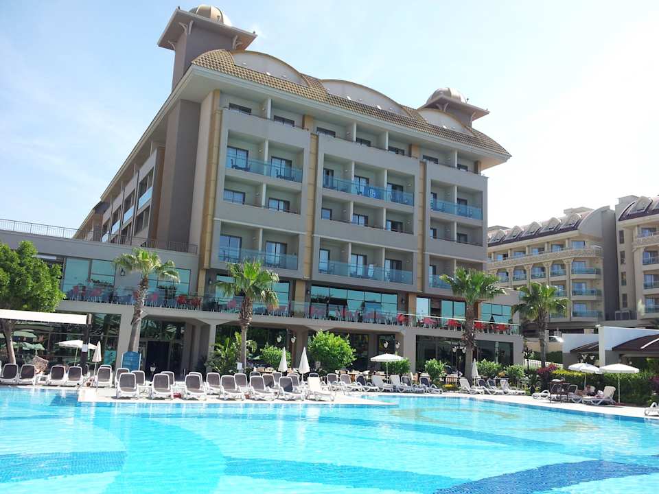 Ansicht des Hotels vom Pool aus Aydinbey Kings Palace & Spa