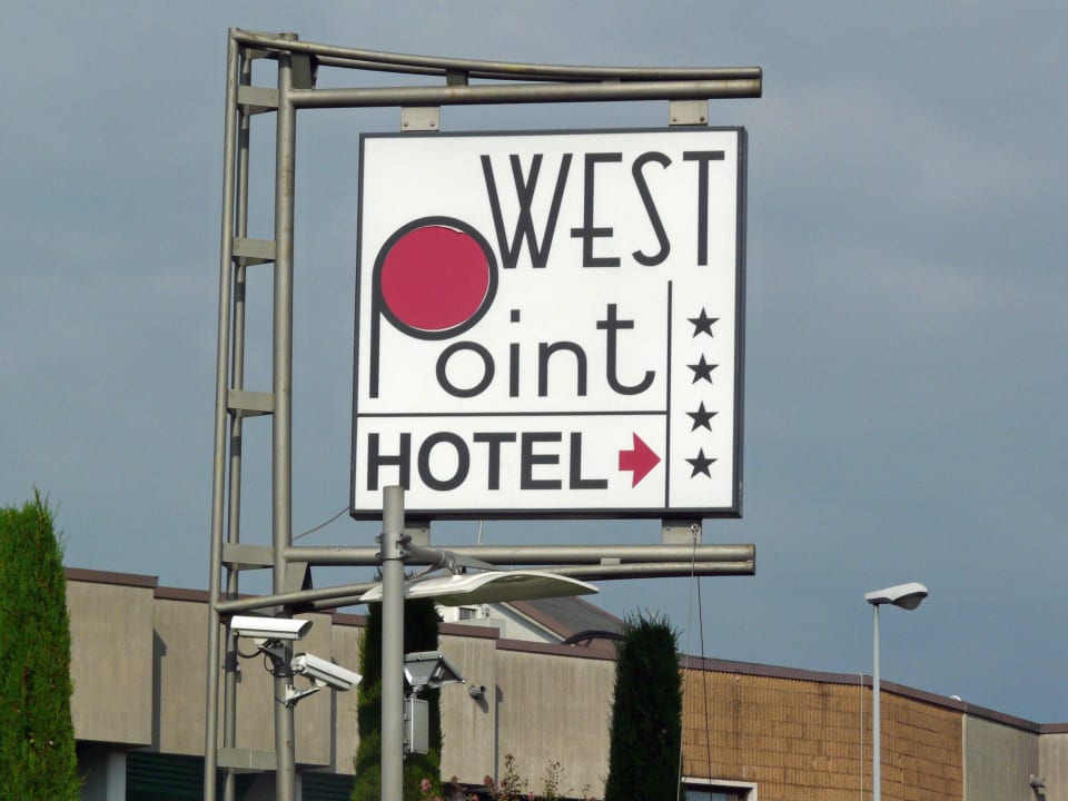 Schild West Point Airport Hotel