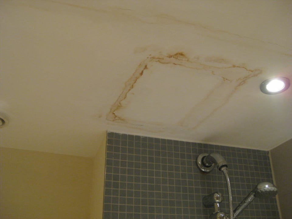 Wassereinbruch im Badezimmer Apartments Grand Plaza