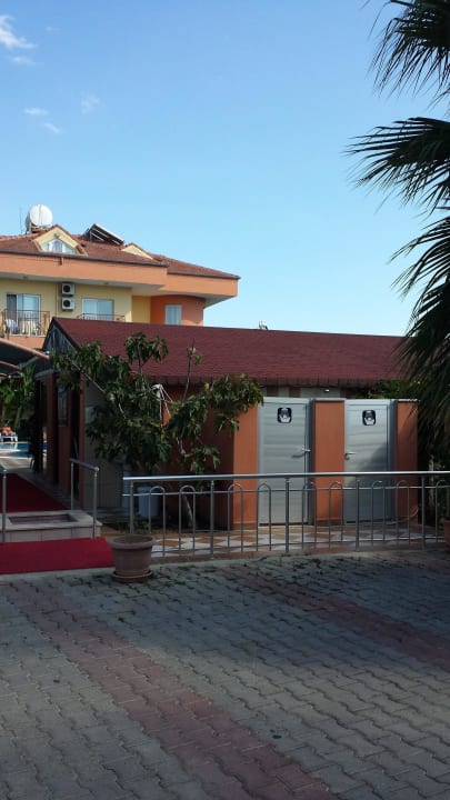 Eingang zur Poolanlage Yavuzhan Otel