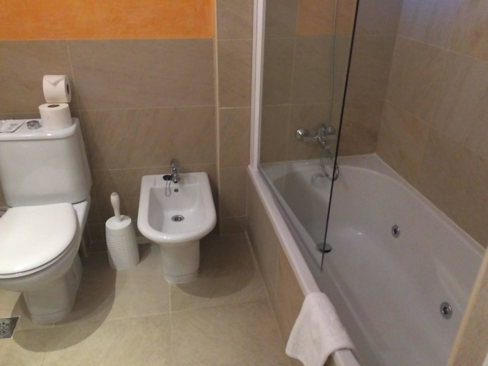 Badezimmer mit Whirlpool Badewanne Valentin Somni Hotel & Suites