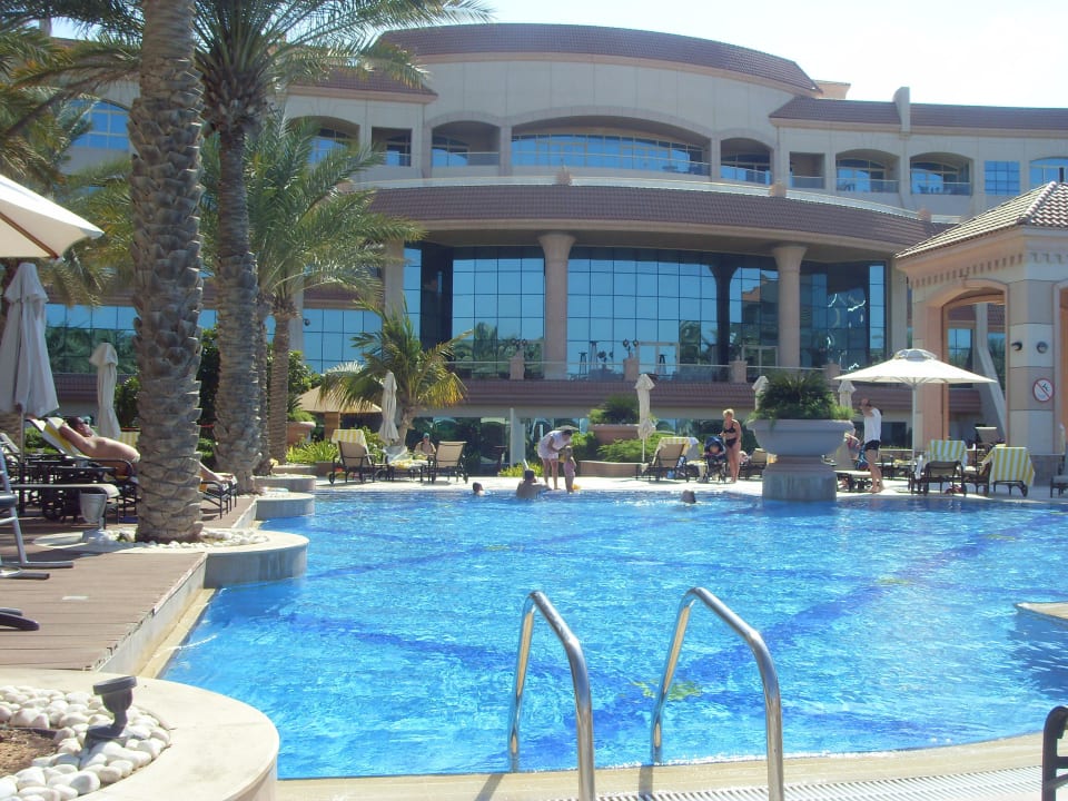 Blick über Pool zum Restaurant  Al Raha Beach Resort & Spa