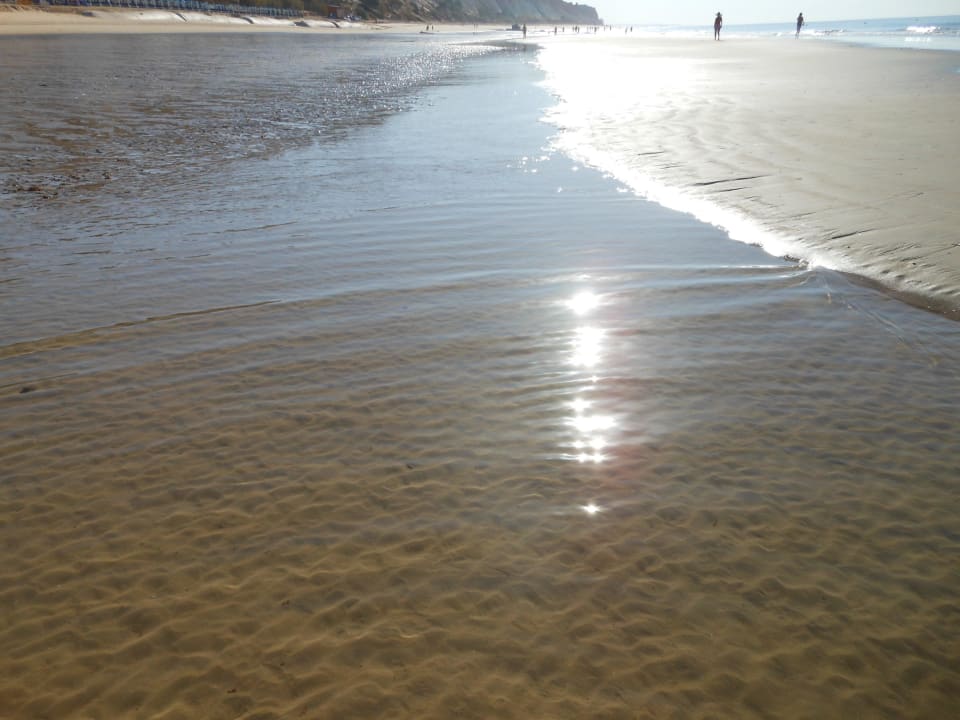 Klares Atlantikwasser am Morgen PortoBay Falésia