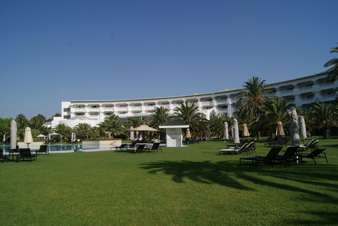 Blick ivom Garten auf das Hotel Oceana Hotel & Spa