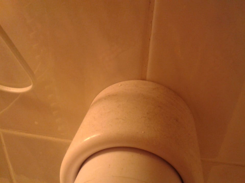 Festgepeckter Staub auf Föhnhalterung Hotel Berlin Märkischer Hof am Tacheles