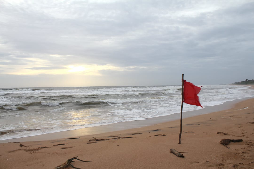 Schöner Strand am Nachbarhotel leider starke Welle Hotel Bentota Village