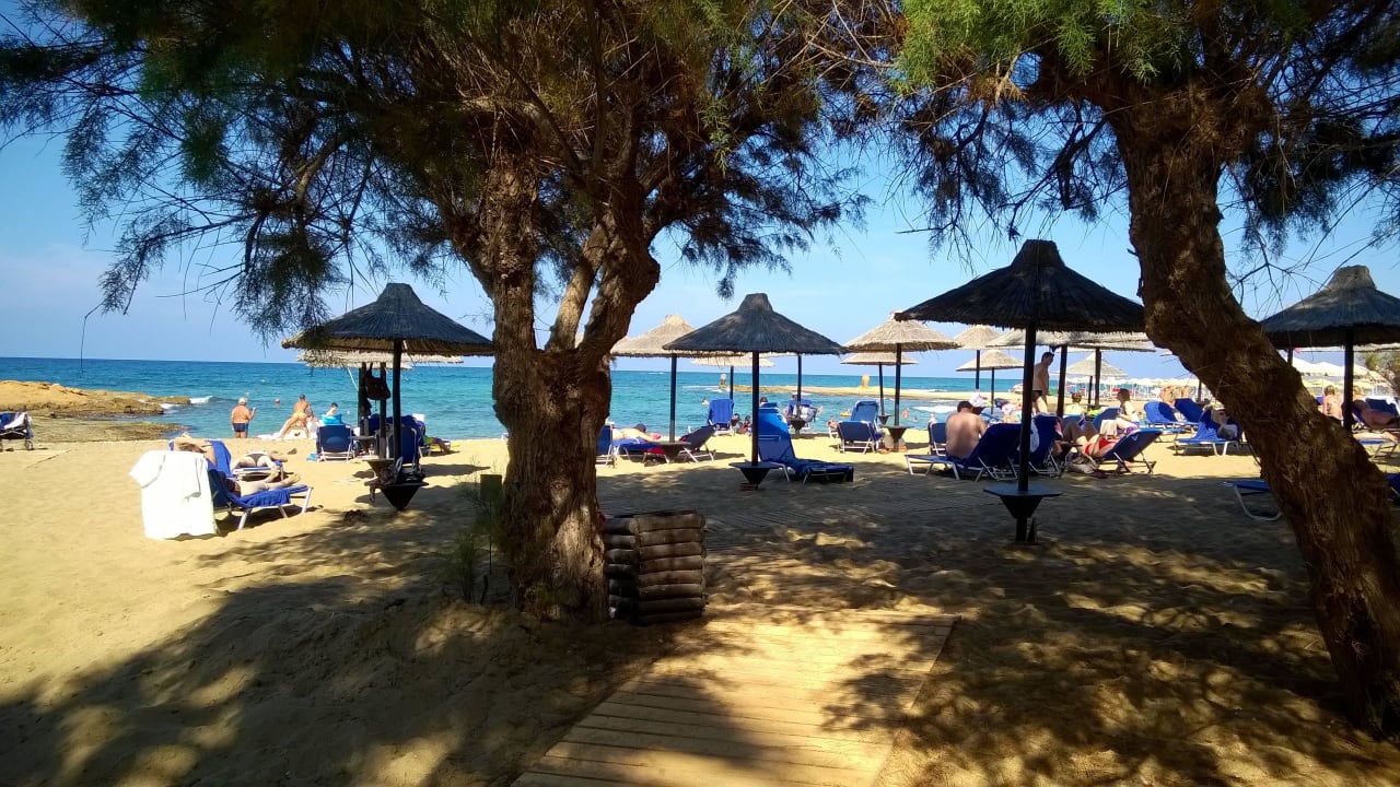 Strand auf der Seite zum Hafen Phãea Cretan Malia