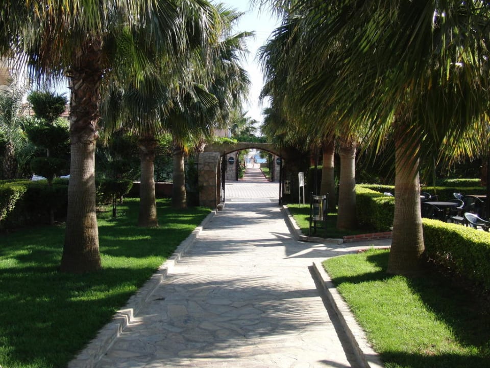 Der Weg durch die Anlage zum Strand Hotel Royal Garden Beach