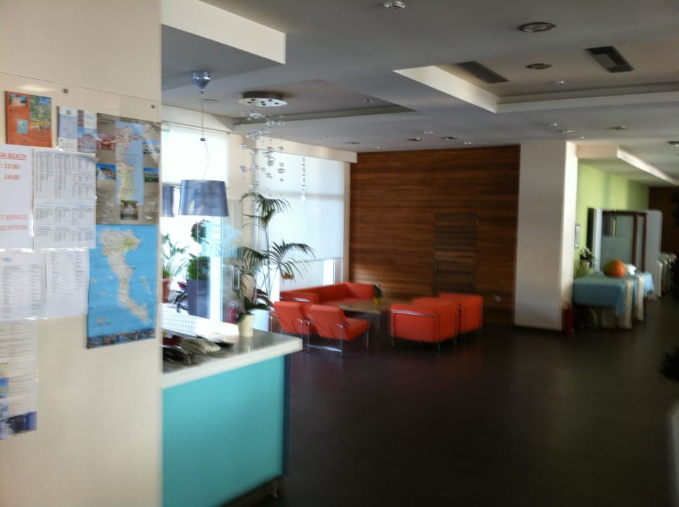 Hotel-Eingang Hotel Dassia Beach