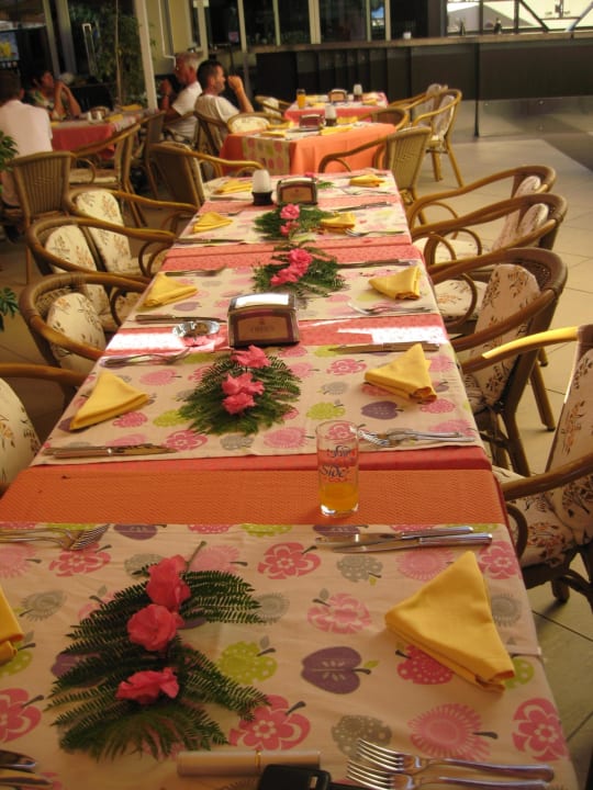 Ein Tisch für Stammgäste für deren letzter Tag. Hotel Orfeus Park