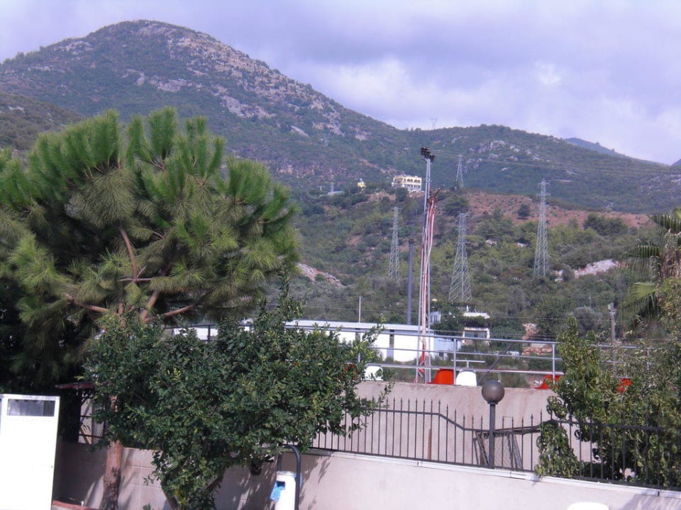 Hotel von hinten(nicht sehr einladend) Club Hotel Mirabell