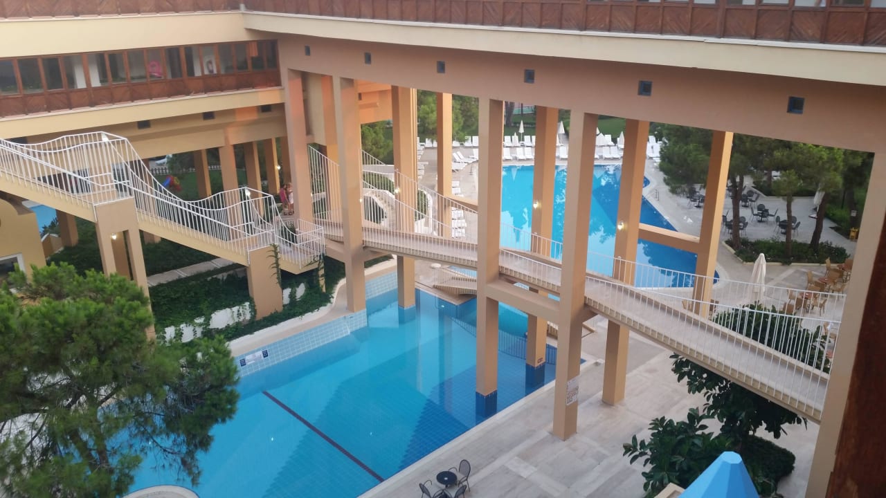 Blick von oben auf den Pool Asteria Collection Side