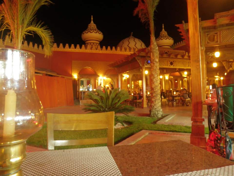 Wieczorem w hotelu Pickalbatros Alf Leila Wa Leila Resort - Neverland Hurghada