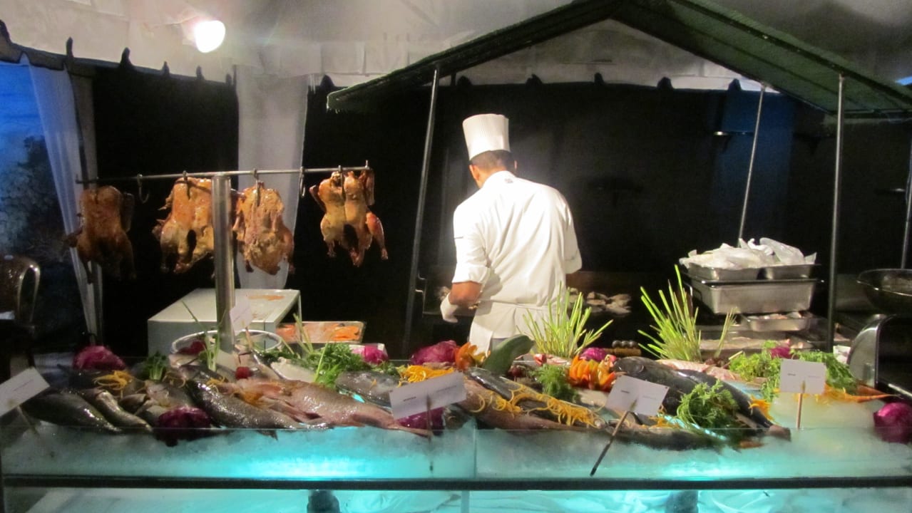 Eines von 16 verschiedenen 6m langen Buffettischen Club Hotel Dolphin