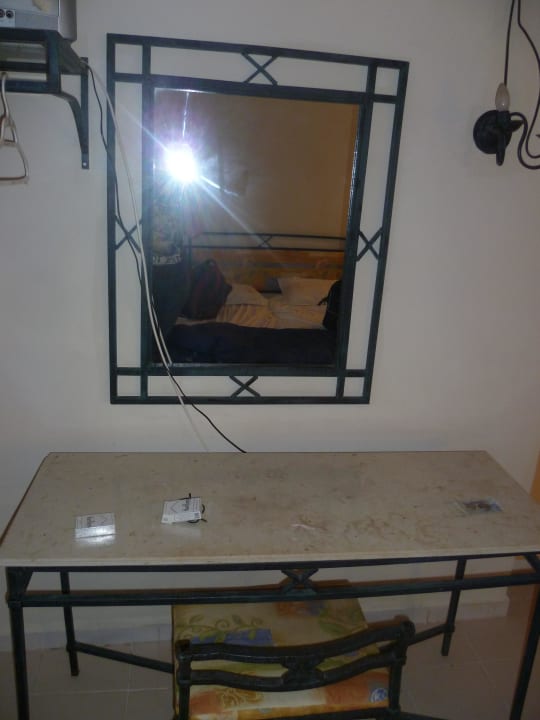 Tisch mit Stuhl und Spiegel Houda Golf & Beach Club