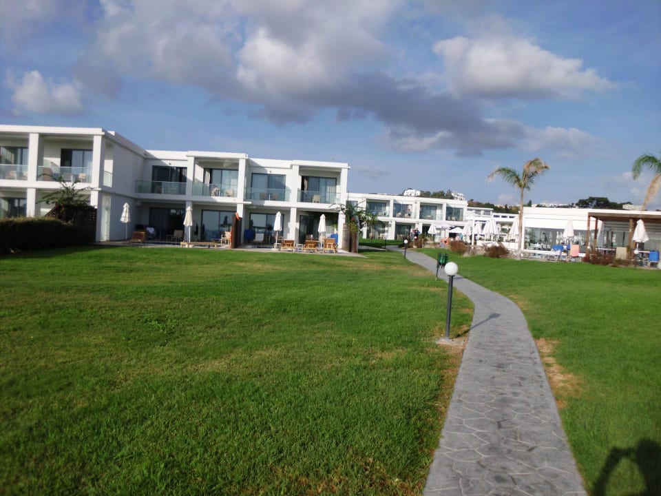 Weg zu den Bungalows Asterias Beach Resort