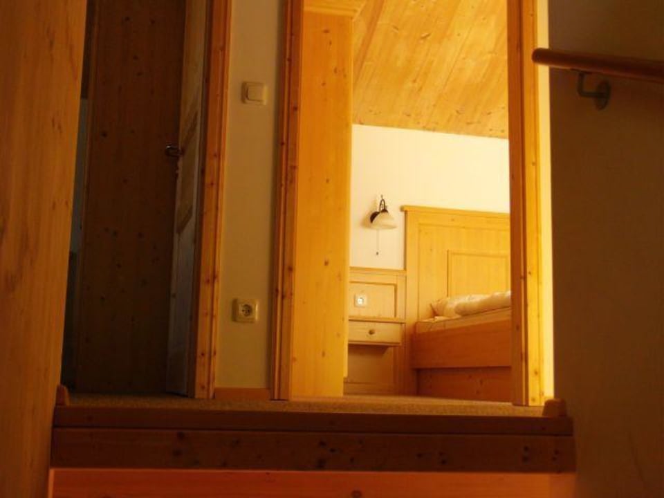 Treppenaufgang zu die Schlafzimmer Alpendorf Dachstein West by ALPS RESORTS