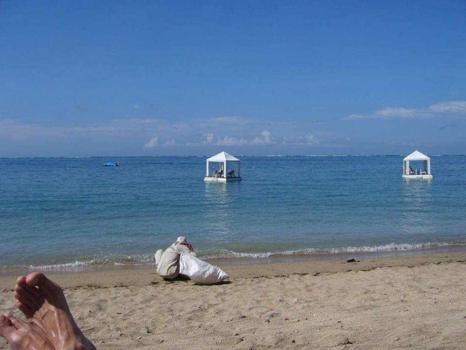 Badeinseln am Strand des Puri Santrian Puri Santrian