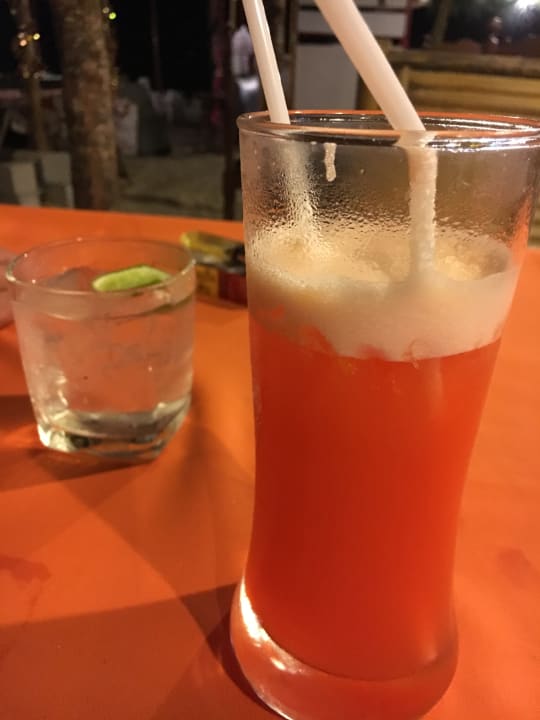 Gin Tonic und Maithai am Strand 270 Baht Best Western Premier Bangtao Beach Resort & Spa