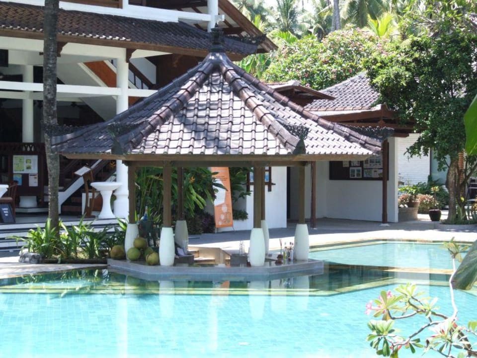 Poolbar Candi Beach Resort and Spa