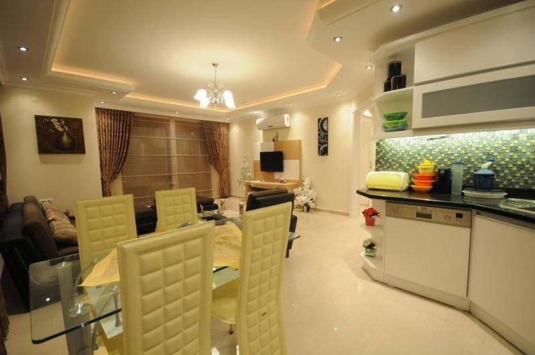 Wohnzimmer mit Essbereich und offener Küche Yenisey Residence 2