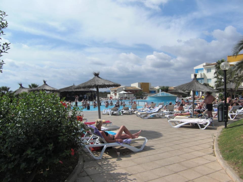 Großer Pool mit Liegen blau punta reina