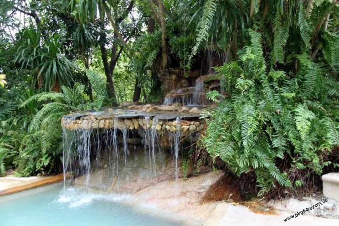 Oberer, defekter Pool The Fair House Beach Resort