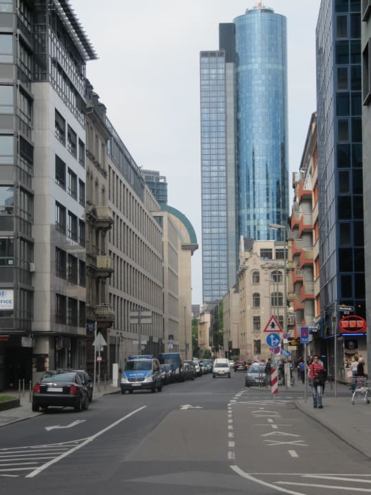 Strasse rechts vom Hotel The Domicil Hotel Frankfurt City