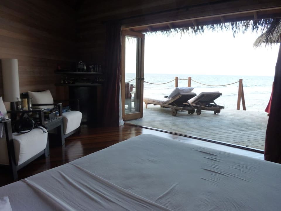 Ausblick vom Bett aus Mirihi Island Resort