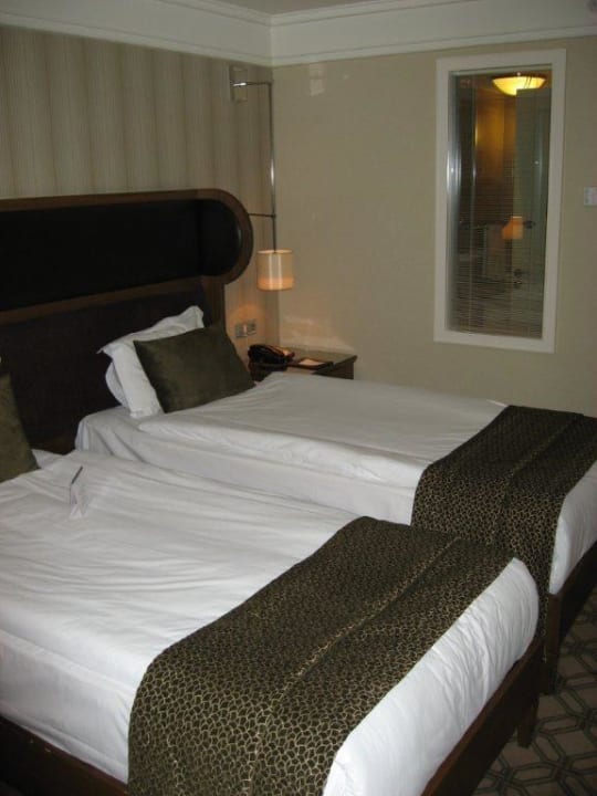 Doppelzimmer mit Blick aufs Fenster ins Badezimmer Hotel Titanic Port Bakirkoy