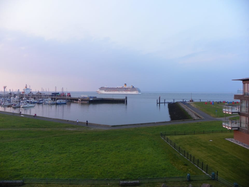 Blick vom Balkon bei Dämmerung Haus Residenz am Yachthafen Hamer Ferienappartements
