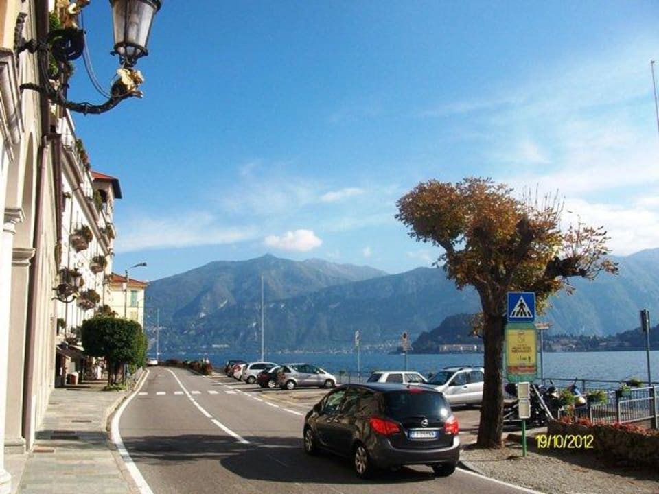Ausenansicht Hotel links mit Hauptstrasse Grand Hotel Cadenabbia