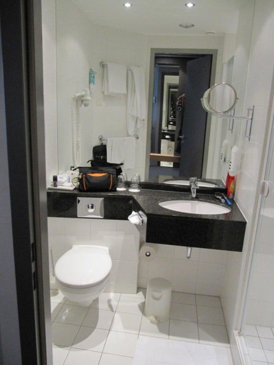 Dusche und WC Mercure Hotel Hamburg Mitte