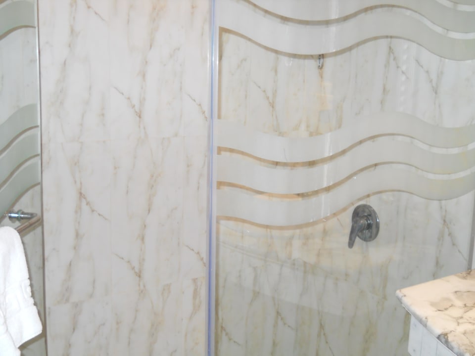 Badezimmer Sicht auf die Dusche Titanic Beach Spa & Aqua Park