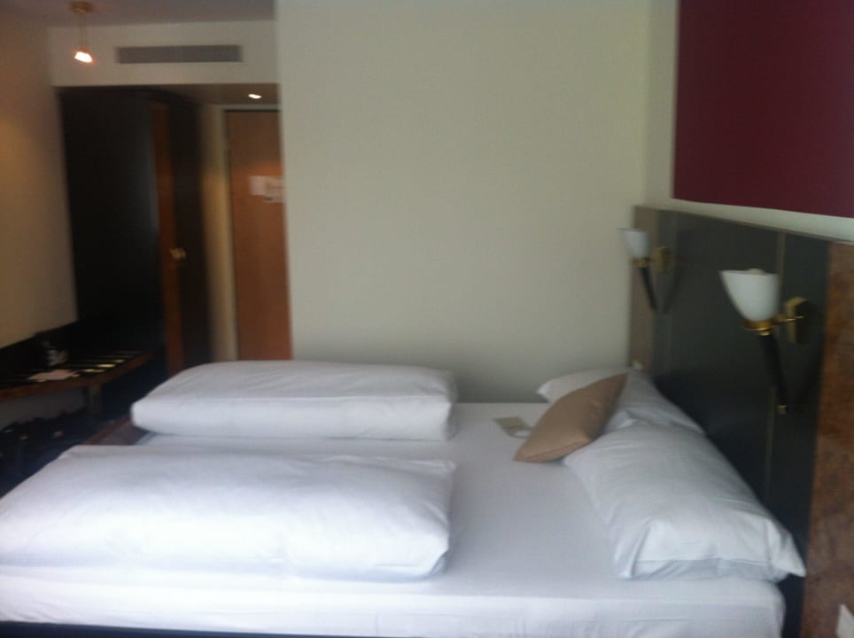 Doppelbett und Eingang Mercure Hotel Plaza Essen