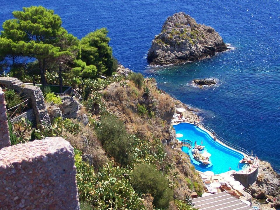 Blick von der Terrasse auf den Pool UNAHOTELS Capotaormina