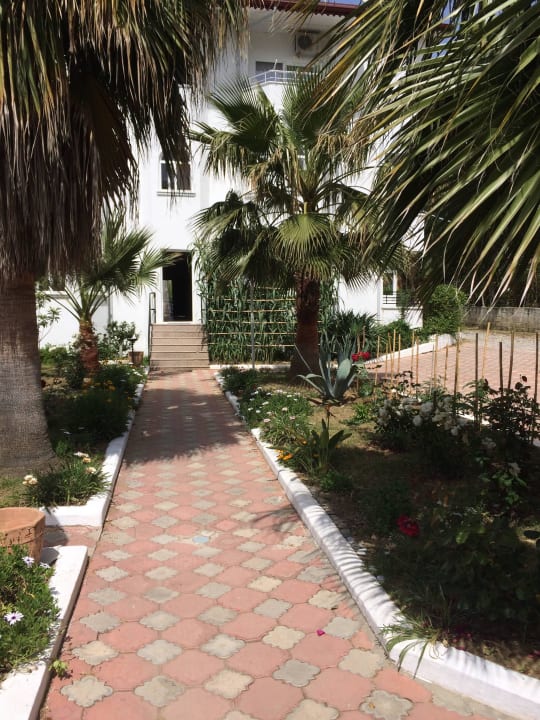 Blick vom Garten auf das Hotel As Queen Beach