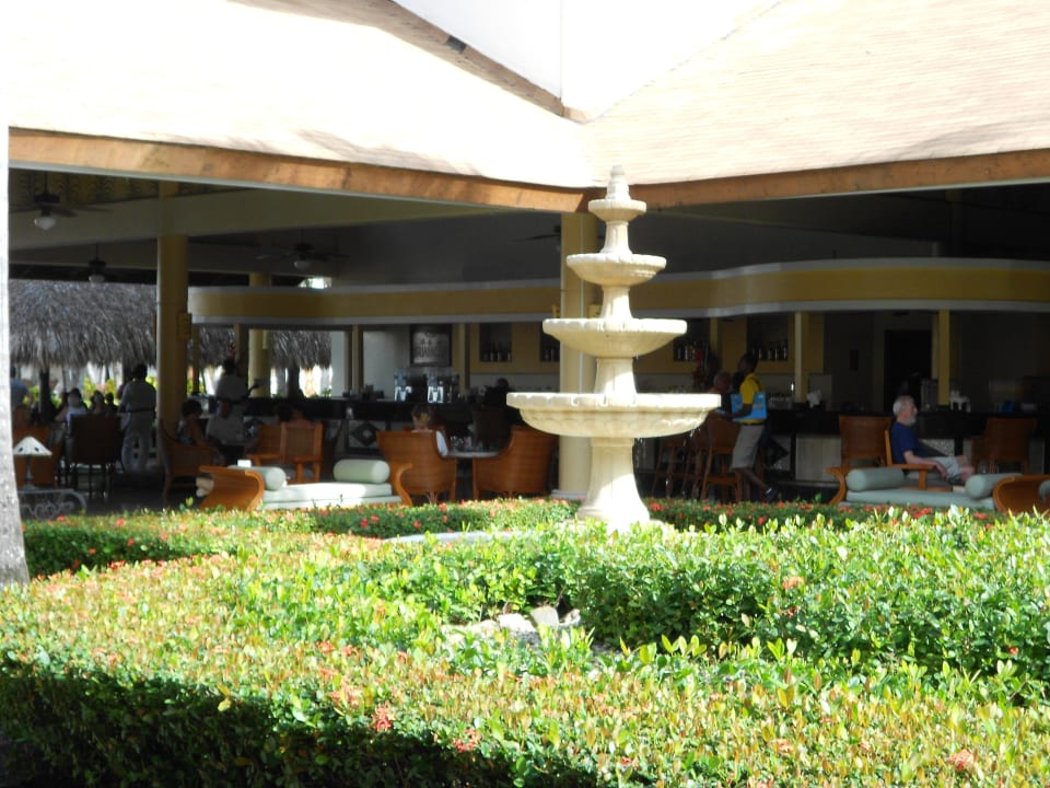 Brunnen in der offenen Lobby Hotel Grand Palladium Palace Resort, Spa & Casino