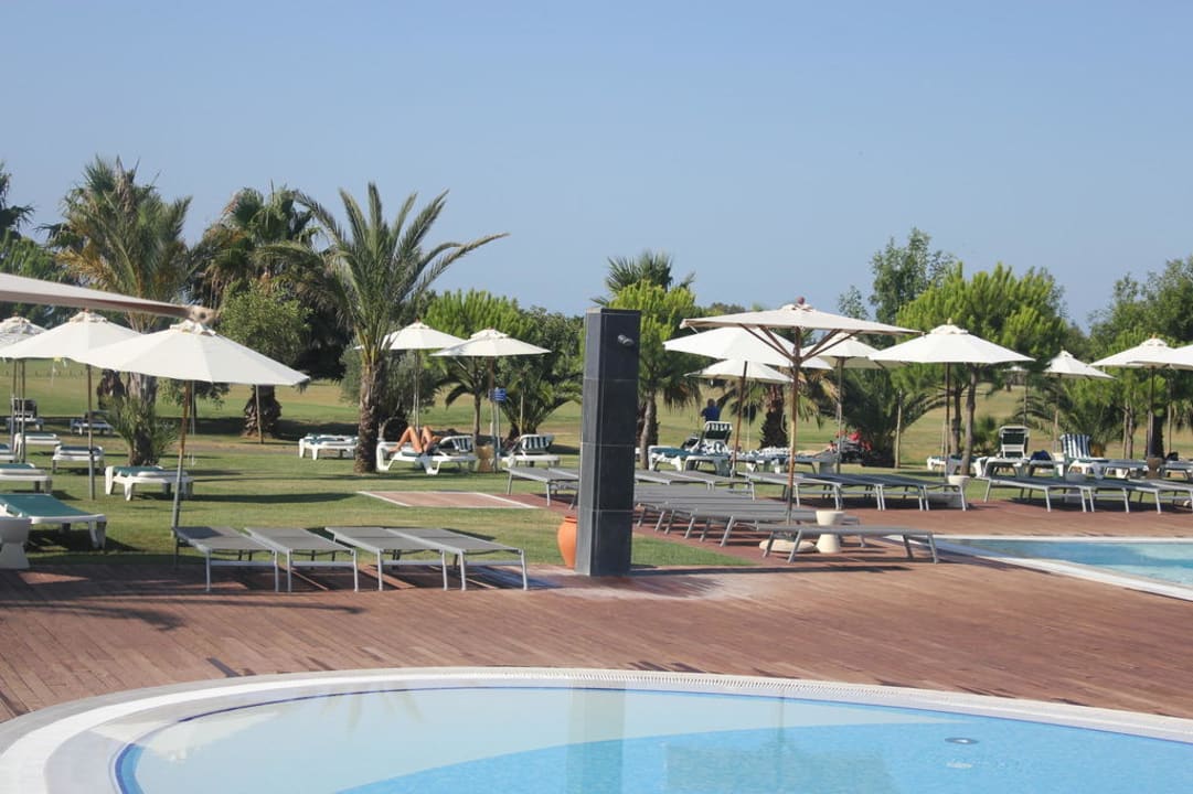 Der Kinderpool und Sonnenliegen ROBINSON QUINTA DA RIA