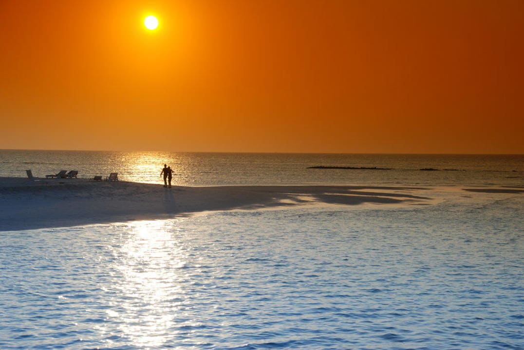Paar im Sonnenuntergang Meeru Maldives Resort Island