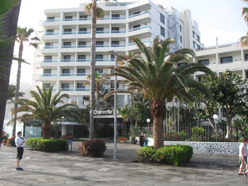 Przed hotelem H10 Tenerife Playa