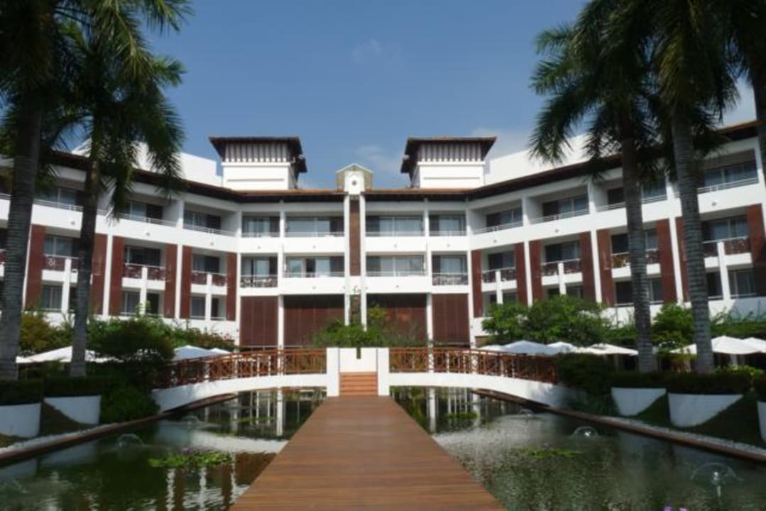 Blick vom Pool zum Hotel Hotel Lanka Princess Ayurveda