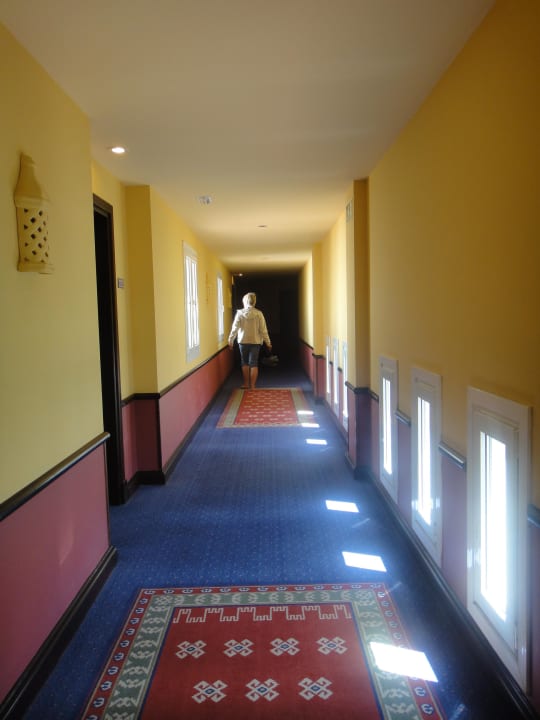 Flur- lange Gänge zu den Zimmern Fuerte Conil-Resort