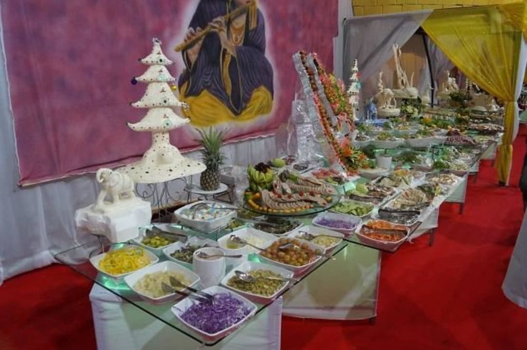 Buffet Aufbau mit Leckereien  Pickalbatros Alf Leila Wa Leila Resort - Neverland Hurghada