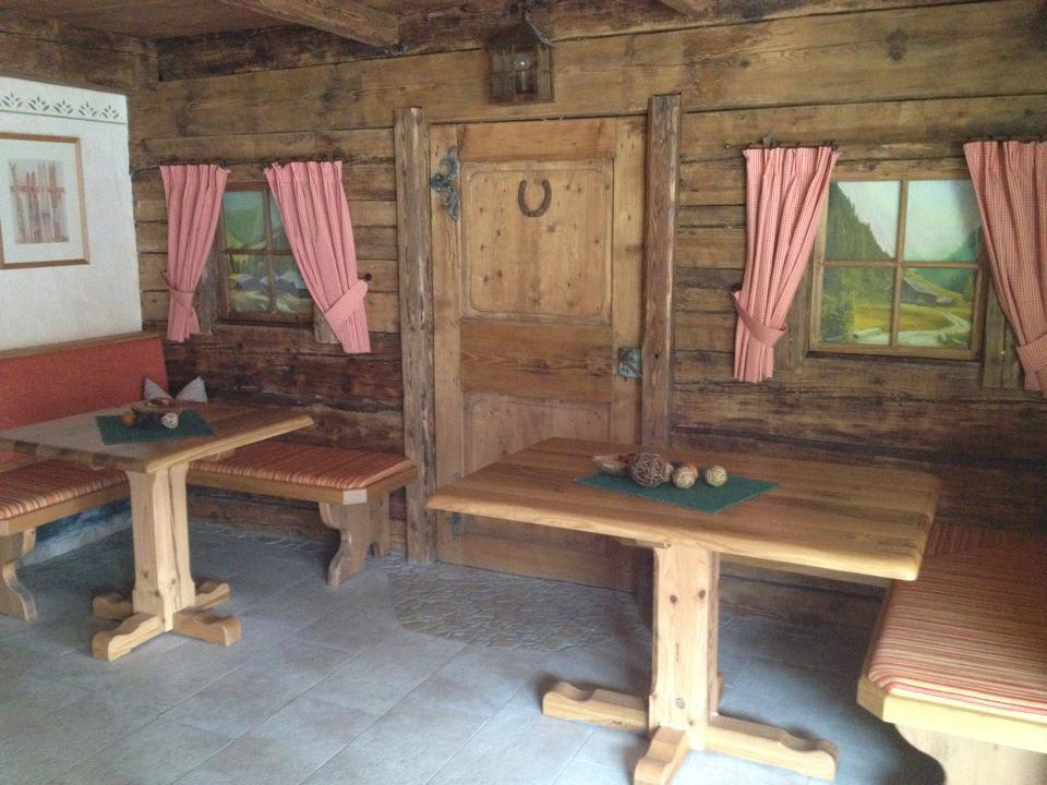 Sitzecke im Saunabereich Hotel Bergzeit by seven